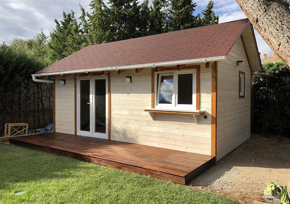 ￼Caseta de Madera en el Patio: Un Anexo para Invitados o un Refugio Familiar